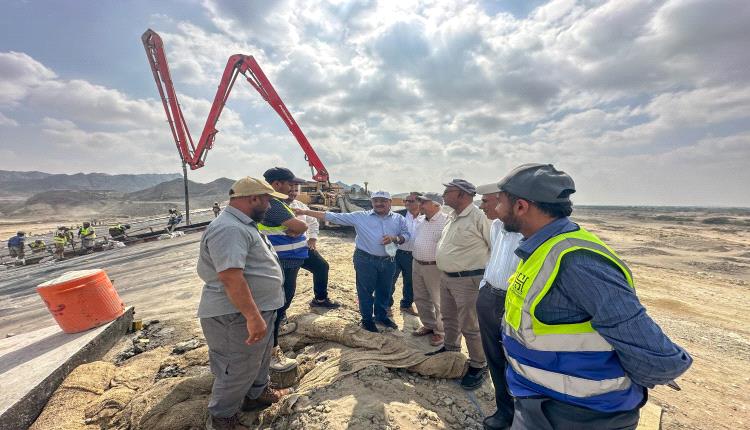 وكيل وزارة الزراعة والري يطّلع على مستوى الإنجاز في مشروع سد حسّان الإستراتيجي بأبين 
