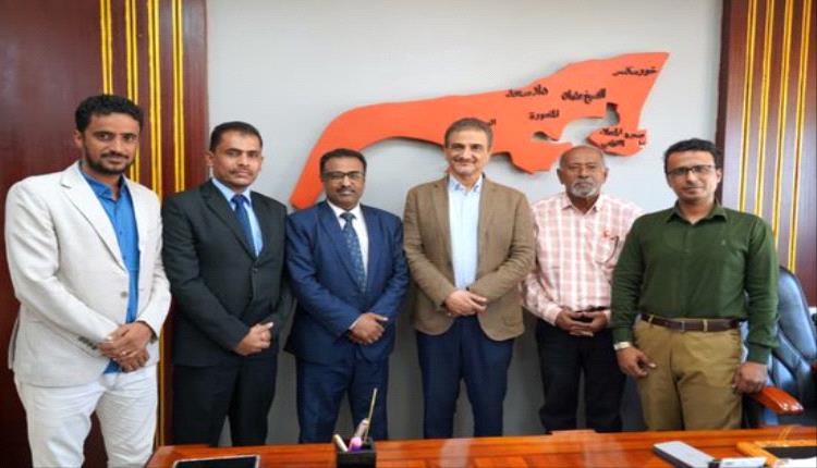 محافظ عدن يتابع ترتيبات إطلاق مسابقة شاعر البندر..