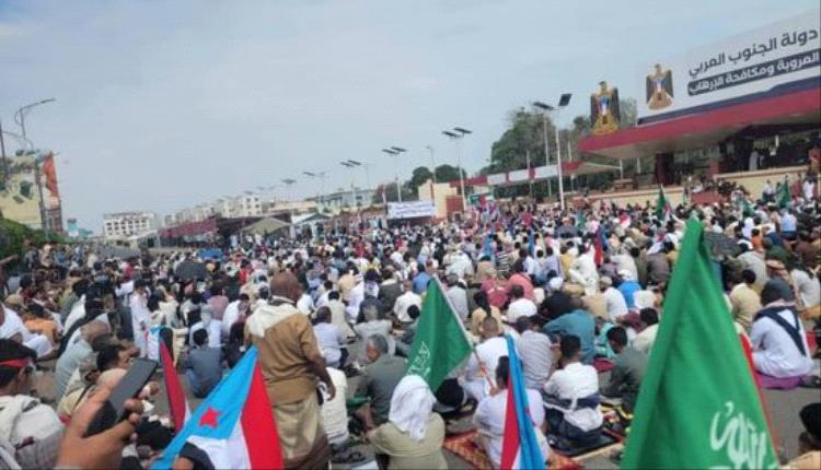 إقامة صلاة الجمعة بساحة الاعتصام المفتوح في عدن..