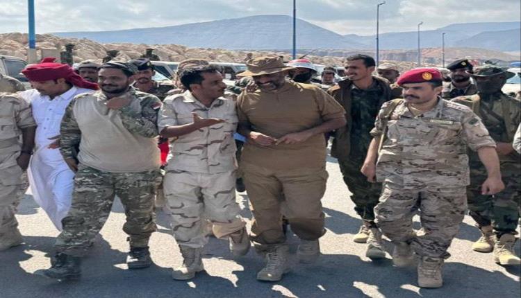 قائد محور الغيضة يتفقد الوحدات العسكرية في ميناء نشطون..