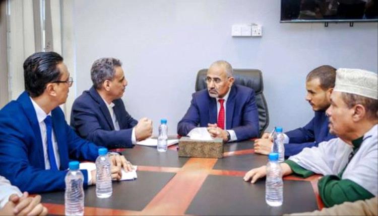 الرئيس الزُبيدي يتفقد سير العمل في وزارة الإدارة المحلية بعدن