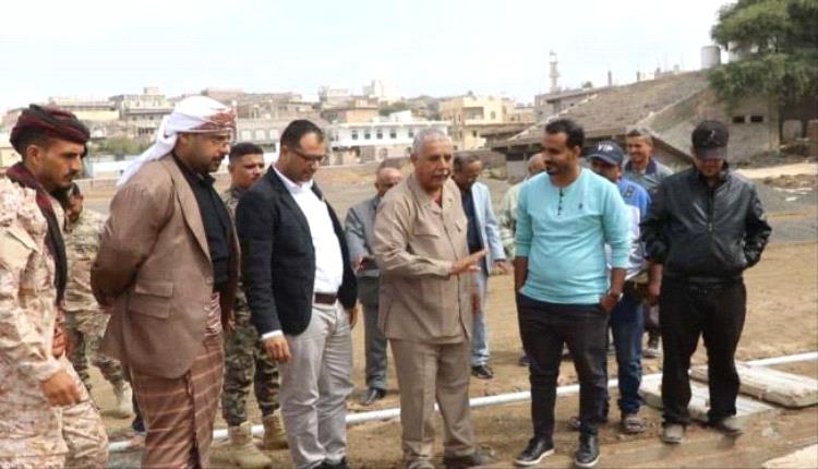 فريق التوجيه والرقابة الرئاسي يتفقد مشروع إعادة تأهيل ملعب نادي الصمود الرياضي بالضالع