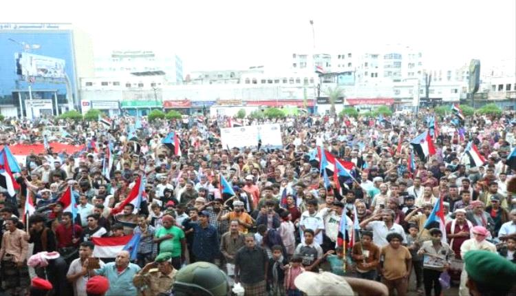 من ساحة العروض بالعاصمة عدن حشود ردفان وعدن تجدد تفويضها للرئيس الزُبيدي لإعلان دولة الجنوب
