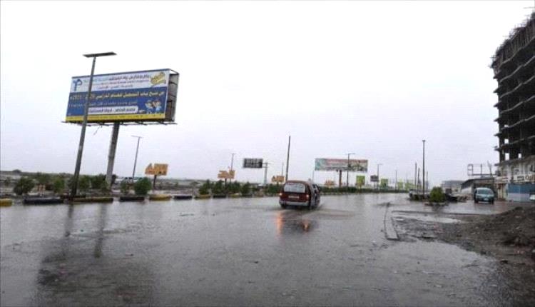 هطول أمطار متفاوتة على عدن وتحذيرات من تقلبات جوية محتملة
