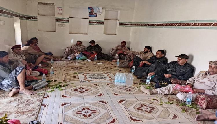 اللواء الأول صاعقة يكرم أسرة الشهيد عبدالحكيم فاضل بزيارة عزاء ومواساة