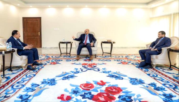 الرئيس الزُبيدي يتابع مشاريع صيانة شبكة الطرق بين المحافظات..