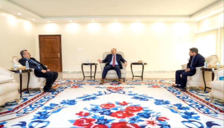 الرئيس الزُبيدي يطلع على أوضاع مطار عدن الدولي