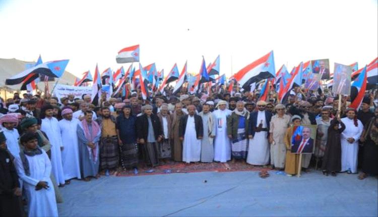 وفود القبائل تنضم إلى ساحة الاعتصام الشعبي في الغيضة