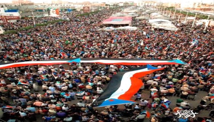 حشود جماهيرية غير مسبوقة من الضالع تصل ساحة الاعتصام بعدن لتأكيد مطالبها بإعلان دولة الجنوب العربي
