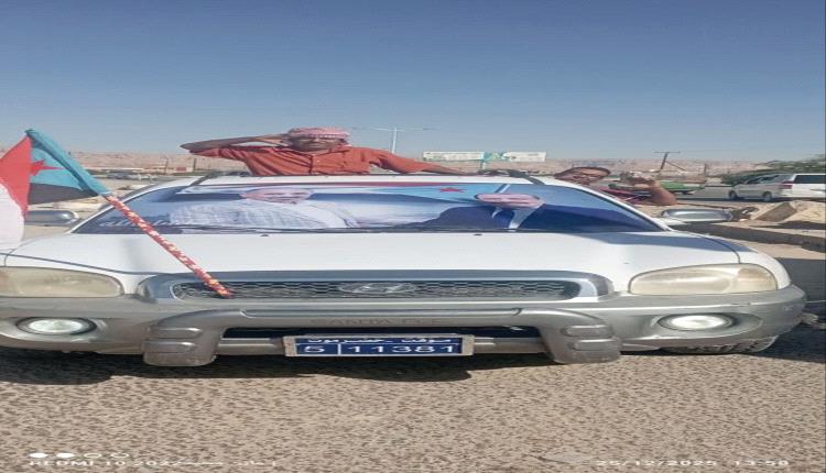 توافد المواكب المشاركة في مسيرة القرار الحاسم بسيئون