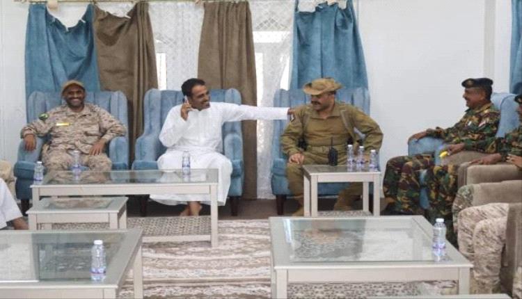 اللواء مرصع والعميد المعكر يناقشان مع إدارة مطار الغيضة آلية تعزيز أمن 
