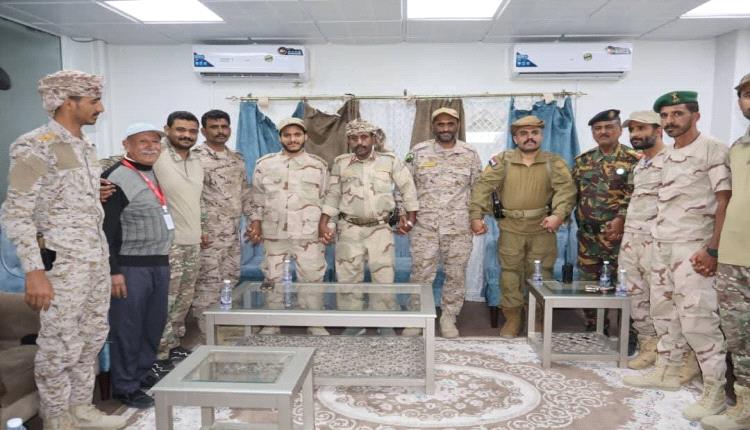 اللواء مرصع والعميد المعكر يلتقيان إدارة مطار الغيضة لمناقشة آلية تعزيز الأمن وحماية المطار