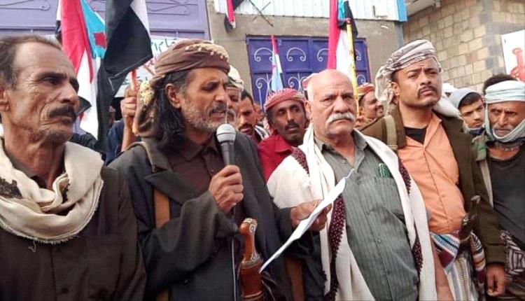 توافد جماهيري حاشد إلى ساحة الاعتصام بالمنطقة الوسطى في أبين
