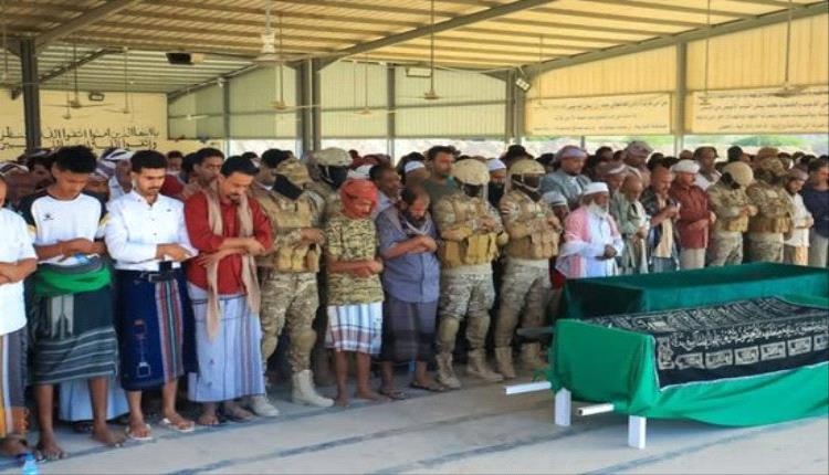 رئيس انتقالي حضرموت يؤدي واجب العزاء في الشهيد العمودي..