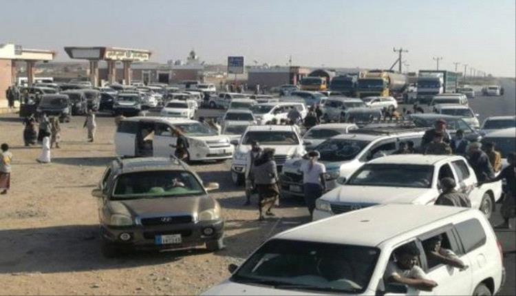 تدفق الجماهير المشاركة في مليونية سيئون عبر البوابة الشرقية لحضرموت