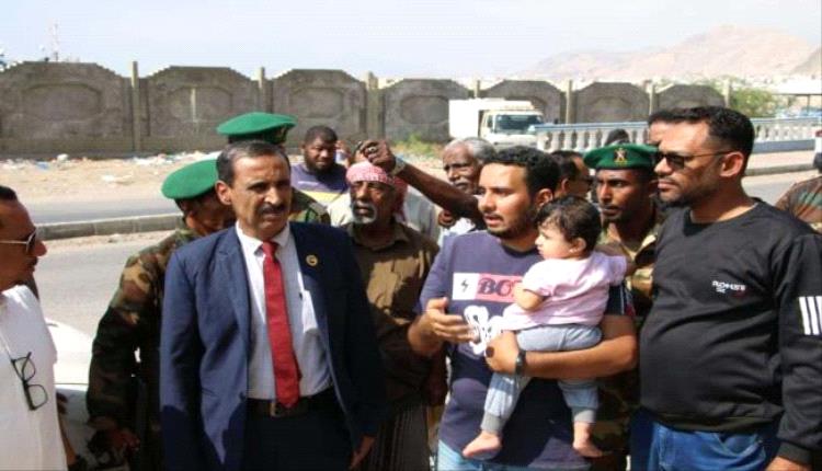 باتيس يتفقد أضرار الضربة الجوية السعودية على ميناء المكلا والأحياء السكنية المجاورة
