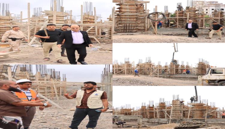 مدير عام دارسعد يتفقد المرحلة الثانية من أعمال الصب الخرساني للاعمدة الأساسية البالغ عددها 70 عمود في مشروع مبنى ديوان السلطة المحلية بالمديرية