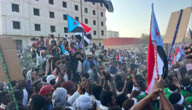 توافد الحشود إلى ساحة اعتصام المهرة للمطالبة بدولة الجنوب العربي