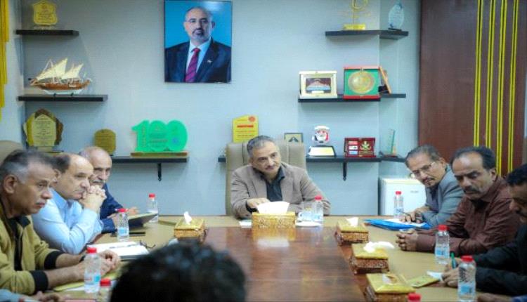 محافظ العاصمة عدن يشدد على تكثيف الرقابة الميدانية وضبط الأسعار وتنظيم آليات توزيع الغاز
