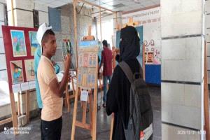 إبداع يتحدى الظروف… معرض فني نابض بالحياة في كلية الآداب بجامعة عدن
