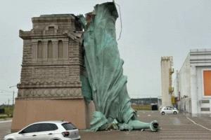 بعد عاصفة قوية.. انهيار تمثال الحرية البرازيلي