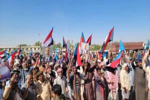 أبناء المناطق الغربية بوادي حضرموت يتظاهرون دعماً للقوات الجنوبية