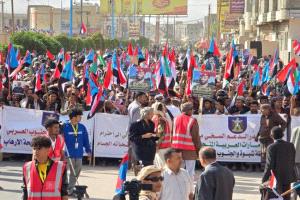 بدء توافد حشود أبناء شبوة إلى موقع المليونية بعتق للمطالبة بإعلان دولة الجنوب العربي