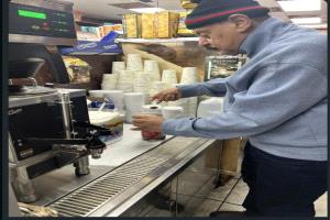 من البرلمان اليمني إلى متجر قهوة في أمريكا صورة برلماني يمني تختصر فداحة الحرب ومعاناة اليمنيين