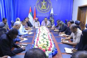 انتقالي وادي حضرموت يستعرض جهود توزيع المساعدات الإنسانية