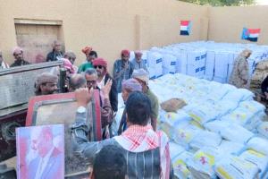 انتقالي القطن يواصل توزيع المساعدات الغذائية على أسر المديرية