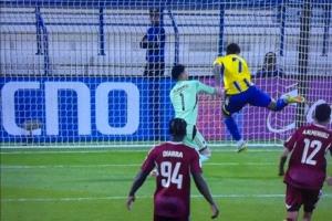 تدخل غير مألوف لحارس الوحد الإماراتي يسفر عن ركلة جزاء وبطاقة حمراء