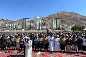 جموع من المصلين يؤدون صلاة “جمعة الجنوب العربي لكل وبكل أبنائه” في ساحة الاعتصام بالمكلا
