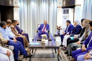 وفد من أبناء المهرة يهنئ الرئيس الزُبيدي بانتصارات القوات الجنوبية