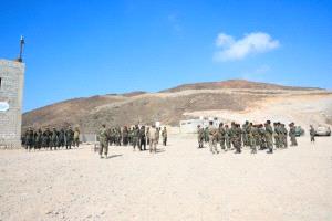 قائد العسكرية الثانية يتفقد معسكر الكتيبة الخاصة بالمكلا