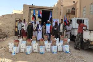 انتقالي وادي العين وحورة يوزع مساعدات غذائية على الأسر
