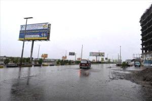 هطول أمطار متفاوتة على عدن وتحذيرات من تقلبات جوية محتملة