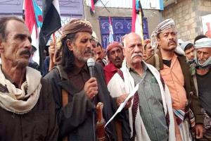 توافد جماهيري حاشد إلى ساحة الاعتصام بالمنطقة الوسطى في أبين
