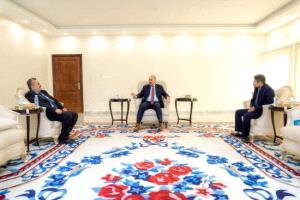 الرئيس الزُبيدي يطلع على أوضاع مطار عدن الدولي