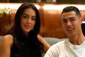 لغز جورجينا.. لماذا يحمل حراس شريكة رونالدو مصابيح قوية نهارا؟