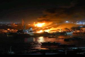 قصف ميناء المكلا يفضح فشل الاستراتيجيات السعودية وسط زيف التبريرات