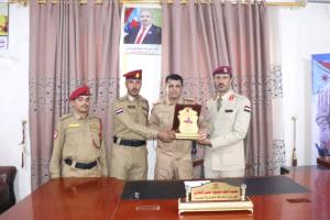 قائد الشرطة العسكرية الجنوبية يكرّم ضباطًا متخرجين من كلية زايد العسكرية والكلية الحربية عدن
