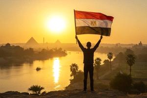 فنان مشهور يوجه رسالة: "أطير رقبتي علشان المصريين"