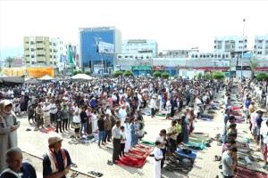الآلاف يؤدون صلاة الجمعة في ساحة الاعتصام المفتوح بخور مكسر بالعاصمة عدن
