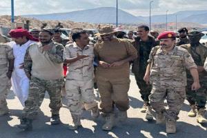 قائد محور الغيضة يتفقد الوحدات العسكرية في ميناء نشطون