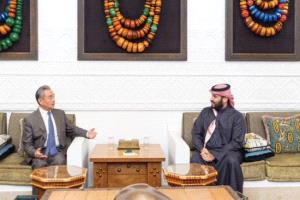 ولي العهد السعودي يستقبل وزير خارجية الصين في الرياض