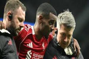 سلوت: إيساك سيغيب عن ليفربول لمدة شهرين على الأقل