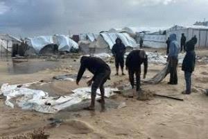 أمطار جديدة تغرق خيام النازحين في غزة وتفاقم الأزمة الإنسانية