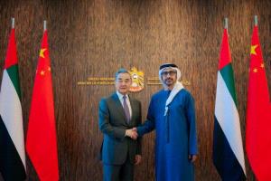 عبدالله بن زايد يلتقي وزير الخارجية الصيني