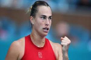 سبالينكا وكيريوس يستمتعان بتحدي معركة الجنسين