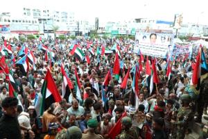 حشود المنصورة تشارك في الاعتصام المفتوح بالعاصمة عدن للمطالبة بإعلان دولة الجنوب العربي
